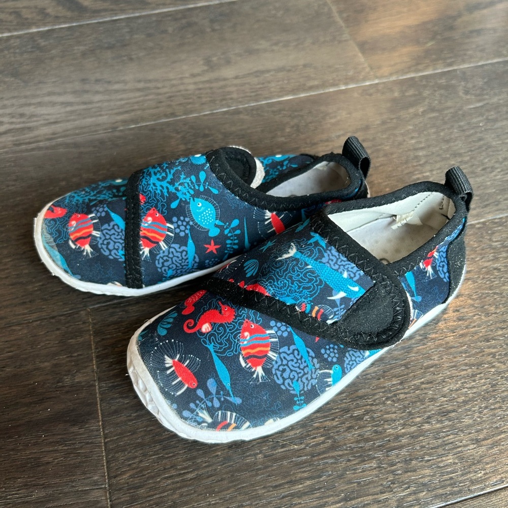 Toddler water shoes size 9/10
